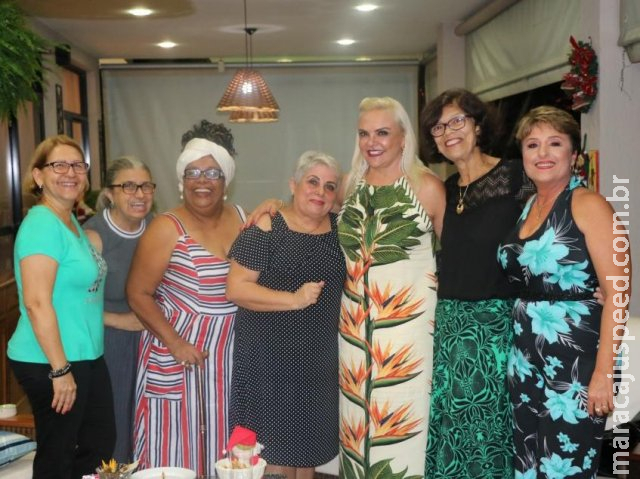 Depois de 43 anos, 7 amigas cumprem promessa tardia de nunca se afastarem Depois de 43 anos, 7 amigas cumprem promessa tardia de nunca se afastarem