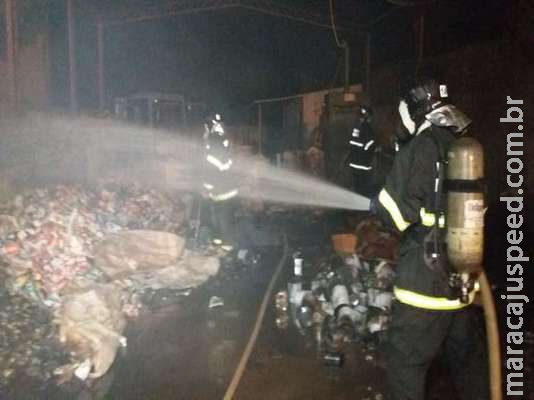 Depósito de recicláveis que já foi usado pelo tráfico é destruído por incêndio