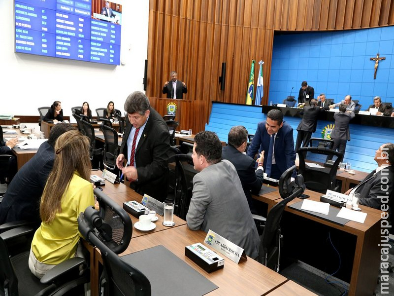 Deputados defendem que aumento de salários é "normal"