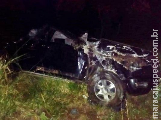 Duas pessoas ficam feridas após caminhonete bater em anta e capotar Duas pessoas ficam feridas após caminhonete bater em anta e capotar