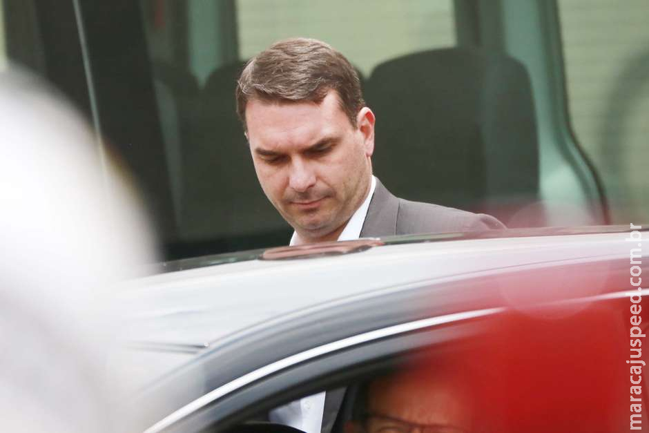 Ex-assessor de Flávio Bolsonaro movimentou R$ 1,2 milhão Ex-assessor de Flávio Bolsonaro movimentou R$ 1,2 milhão