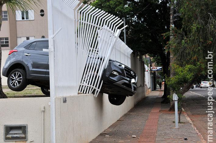 Fiel se confunde com marcha de carro automático e sobe em cerca de igreja