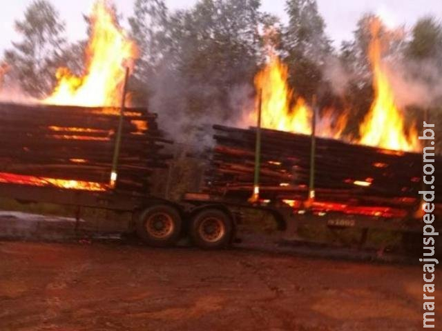 Fogo atinge carreta com madeira na BR-158 e chamas são contidas após duas horas