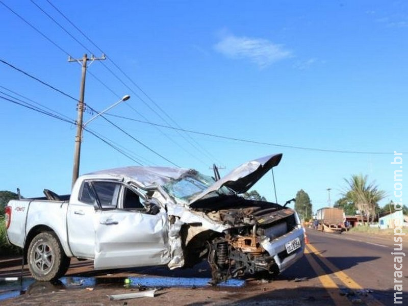 Ford Ranger bate em carreta e dois ficam feridos na BR-262