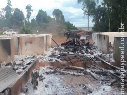 Grupo terrorista paraguaio invade fazenda, mata guarda e queima carros