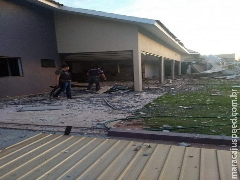 Grupo usa explosivos e destrói casas e carros em ataque na fronteira