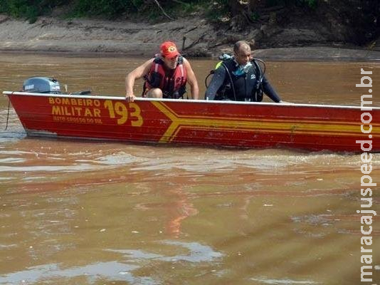 Homem escorrega em barranco e desaparece no Rio Negro