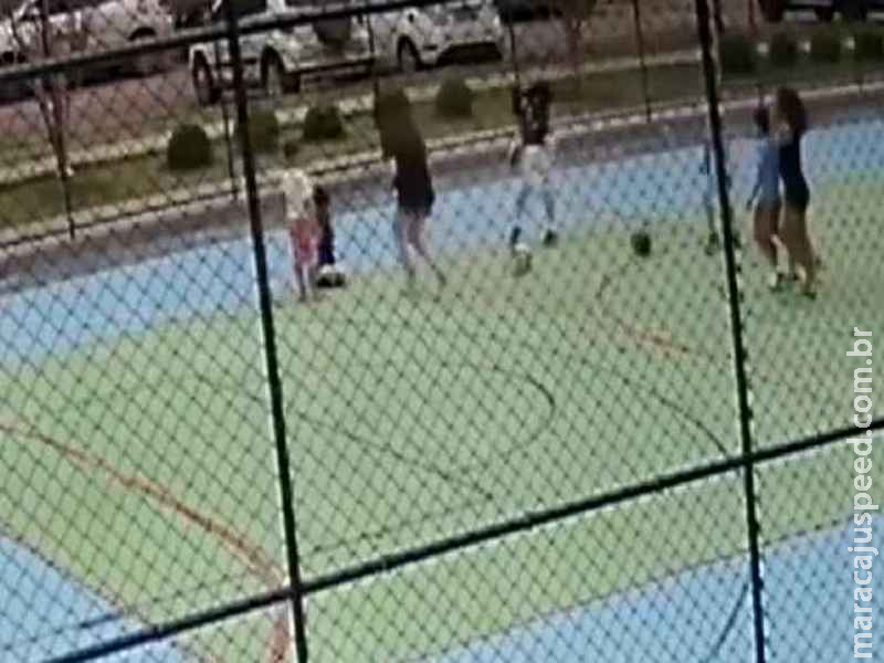 Homem segura menino de 6 anos para filho bater