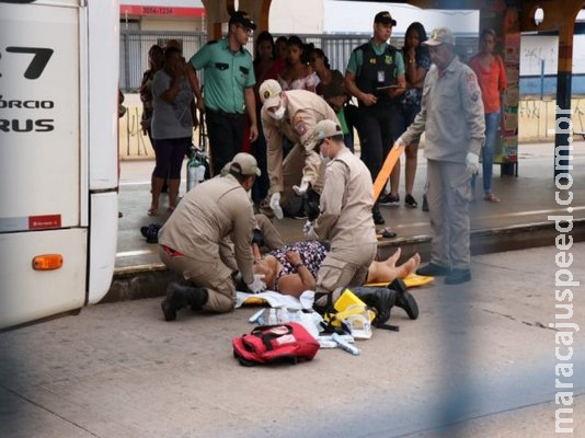 Idosa vai para Santa Casa com fratura exposta após ser atingida por ônibus