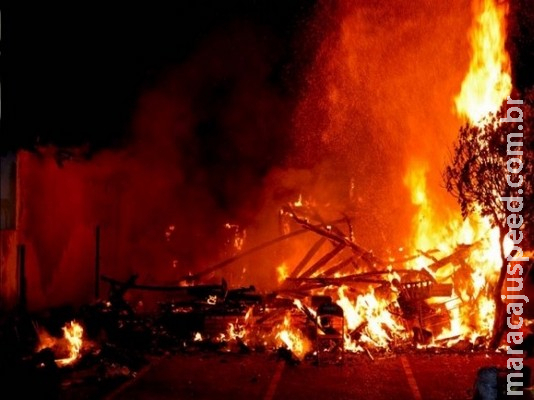 Incêndio destrói casa e mulher suspeita de envolvimento do ex no caso Incêndio destrói casa e mulher suspeita de envolvimento do ex no caso