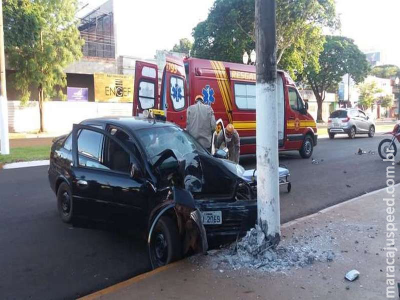 Jovem colide veículo em poste na avenida Marcelino Pires