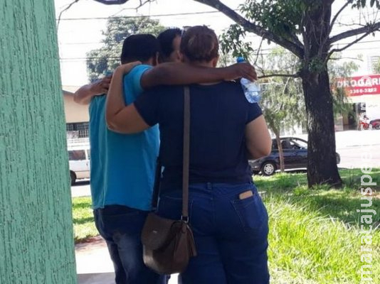 “Levaram um pedaço de mim”, diz pai de menina espancada por colegas “Levaram um pedaço de mim”, diz pai de menina espancada por colegas
