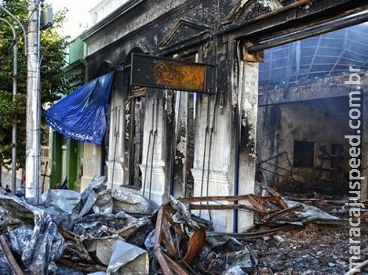 Loja com 20 anos de funcionamento foi totalmente destruída pelo fogo Loja com 20 anos de funcionamento foi totalmente destruída pelo fogo