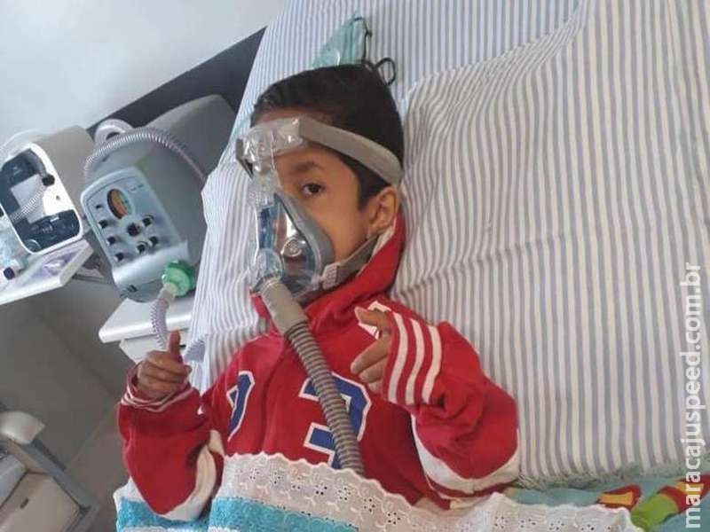 Mãe de menino com doença degenerativa pede ajuda para bazar solidário