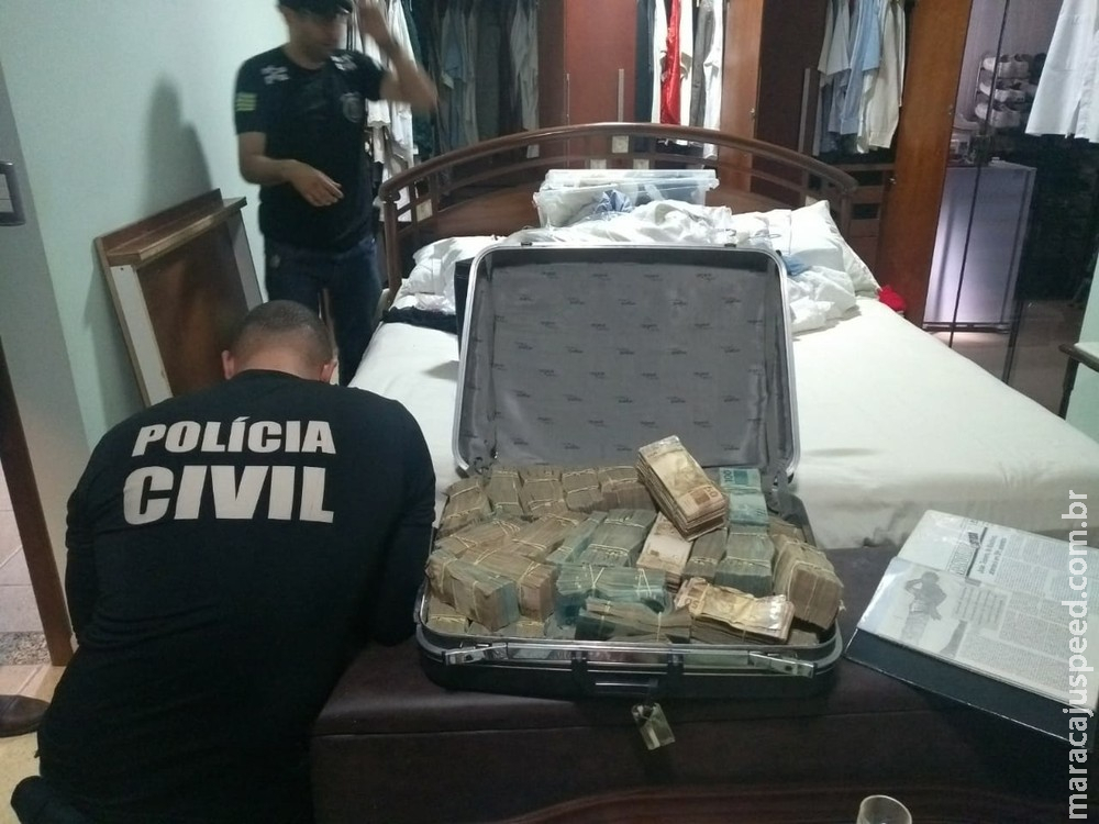 Mala com dinheiro achada em porão escondido de casa de João de Deus tinha R$ 1,2 milhão Mala com dinheiro achada em porão escondido de casa de João de Deus tinha R$ 1,2 milhão