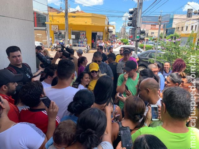 Marília Mendonça surpreende fãs divulgando show surpresa no Centro da cidade Marília Mendonça surpreende fãs divulgando show surpresa no Centro da cidade