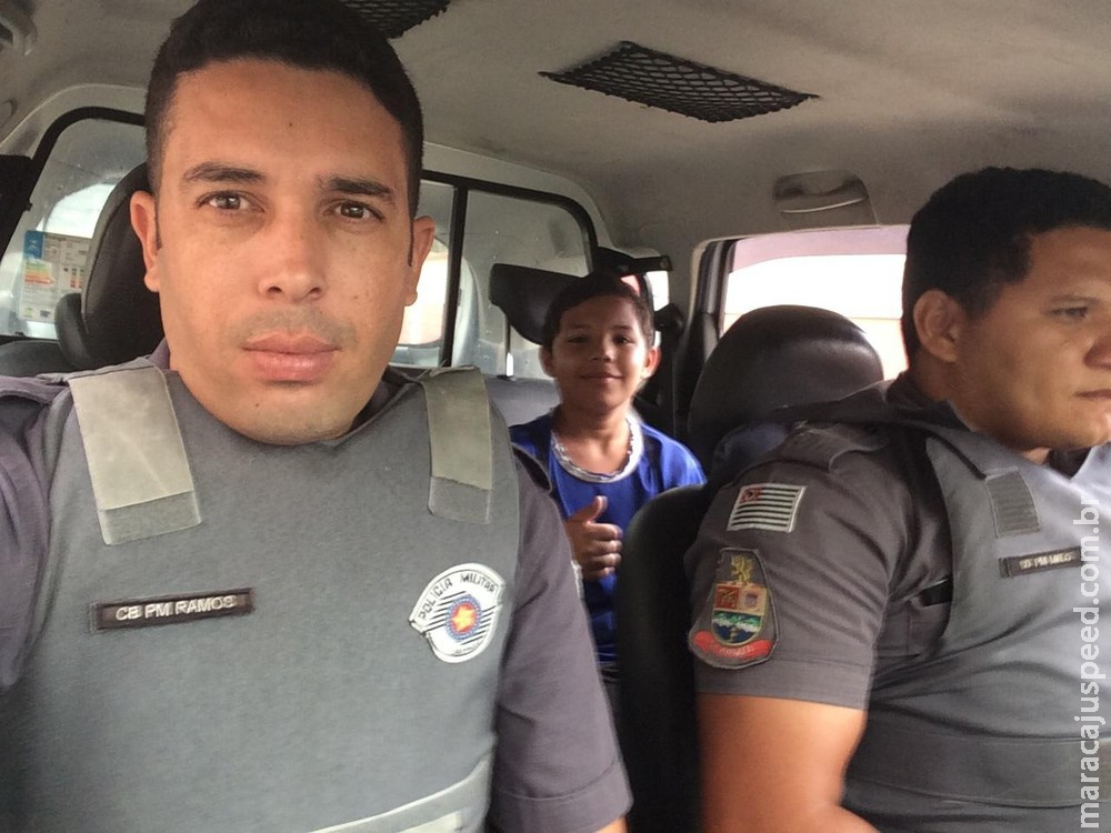 Menino é ignorado por ônibus, ganha carona de PMs e Menino é ignorado por ônibus, ganha carona de PMs e