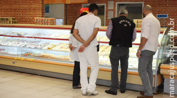 Mercado e açougue são autuados por mau atendimento e venda de produtos vencidos