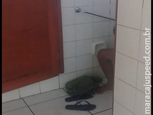 Morador flagra casal fazendo sexo em banheiro público e divulga imagens nas redes sociais Morador flagra casal fazendo sexo em banheiro público e divulga imagens nas redes sociais
