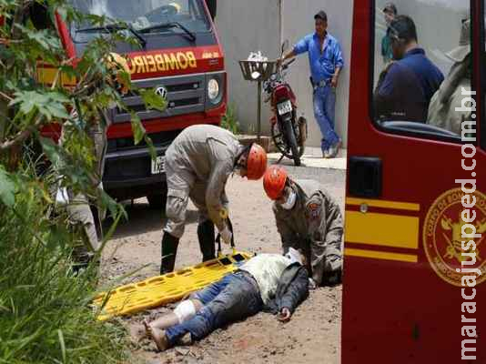 Motociclista fica ferido após desviar de caminhão, cair em buraco e se chocar em pedra Motociclista fica ferido após desviar de caminhão, cair em buraco e se chocar em pedra