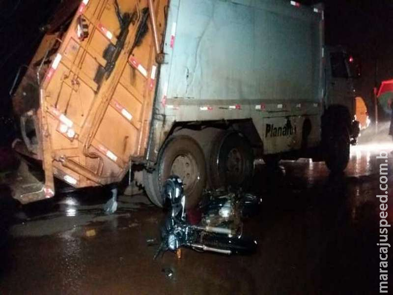 Motociclista morre ao colidir contra caminhão de coleta de lixo