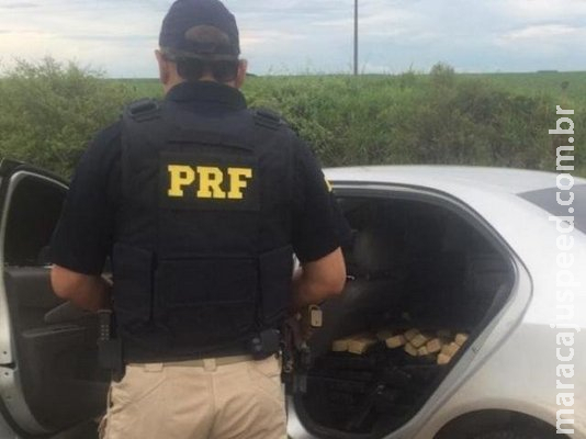 Motorista desrespeita barreira policial, foge e abandona 623 kg de maconha Motorista desrespeita barreira policial, foge e abandona 623 kg de maconha