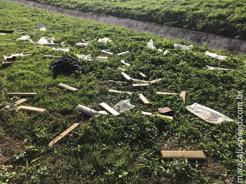 Motorista é preso com 350 kg de droga após bater em carreta ao fugir da polícia e maconha se espalhar em rodovia em MT