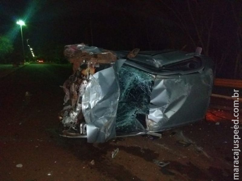 Motorista leva letreiro de concreto em rotatória de Itaporã, e fica gravemente ferido após acidente