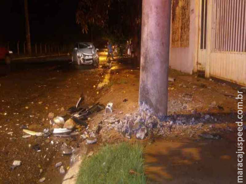 Motorista perde o controle do veículo e colide contra Corsa e poste na Capital