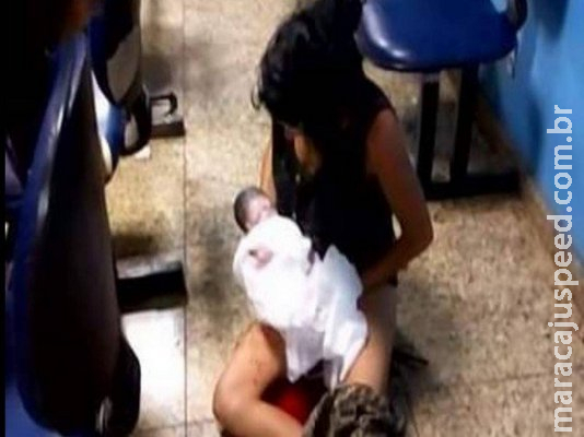 Mulher faz o próprio parto no chão da emergência de hospital público do Rio Mulher faz o próprio parto no chão da emergência de hospital público do Rio