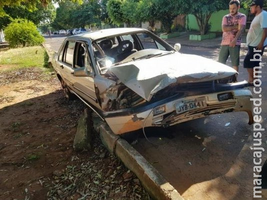 Operador de máquinas morre no hospital depois de colidir carro em carreta