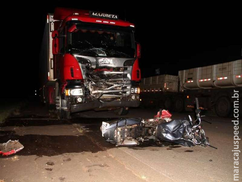 Pai e filho morrem após colidirem moto contra carreta