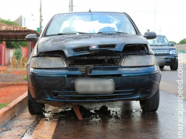 Para não perder prova no Detran, motorista abandona carro pegando fogo