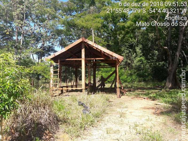 Pescador é autuado por construir rancho em área protegida no rio Brilhante