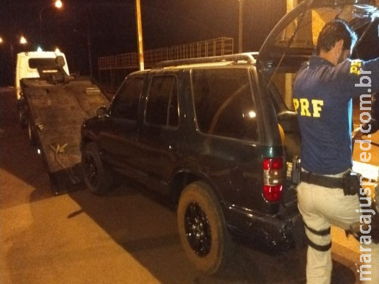Polícia apreende maconha em veículo transportado por guincho
