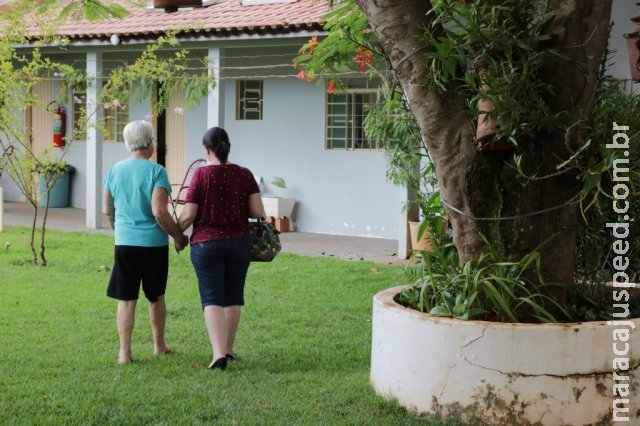 Quando a mãe fez 85 anos, filha tomou difícil decisão de procurar lar de idosos