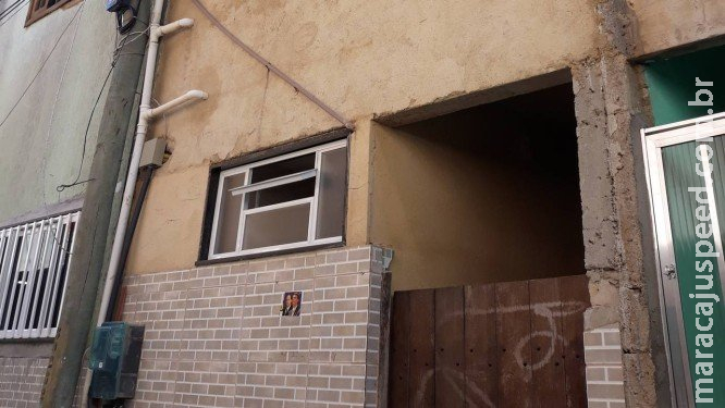 Suspeito de movimentar R$ 1,2 milhão, ex-assessor de Flávio Bolsonaro vive em casa simples no Rio
