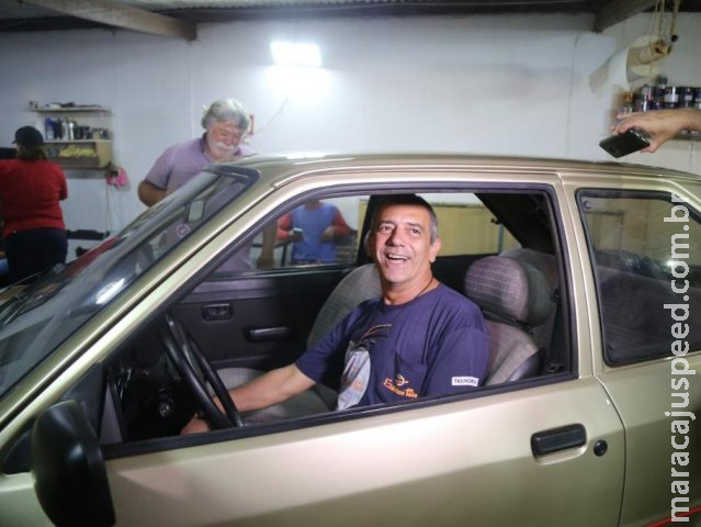 Turma inventa desculpa, recupera carro do amigo e faz surpresa com xodó de 1991