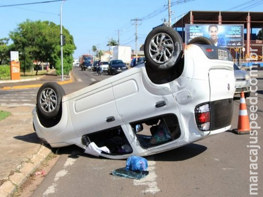 Veículos colidem em cruzamento, um capota e motoristas se acusam