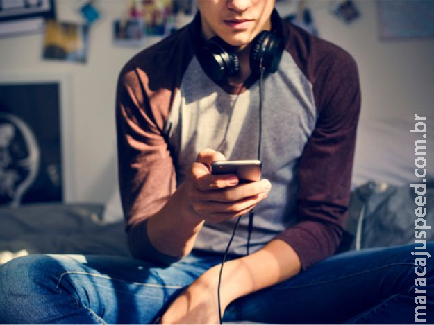 6 em cada 10 jovens passam metade do dia com celulares ao alcance das mãos 6 em cada 10 jovens passam metade do dia com celulares ao alcance das mãos