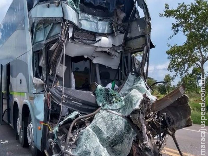 Acidente entre ônibus e carreta mata um e deixa outro preso às ferragens na BR-163