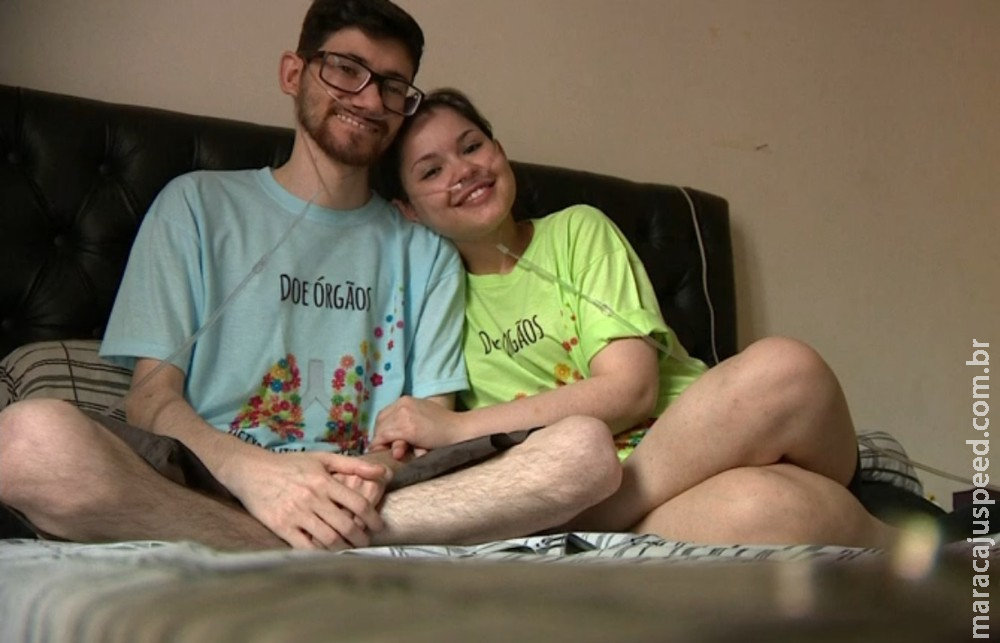 Após se conhecer pela internet, casal se muda à espera de um transplante de pulmão