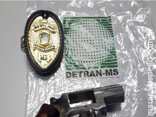  Após ser abordado em operação policial, rapaz tenta reaver revólver dentro de veículo apreendido