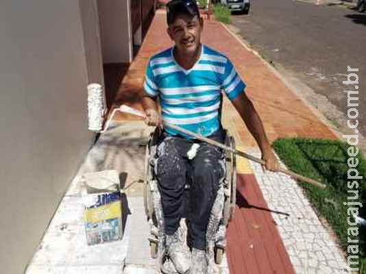Bala perdida mudou para sempre vida de pintor que agora trabalha em cadeira de rodas Bala perdida mudou para sempre vida de pintor que agora trabalha em cadeira de rodas