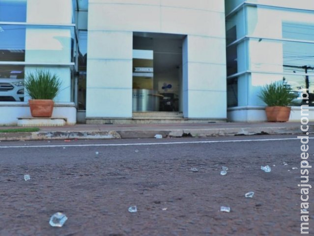 Bandido arromba portas de concessionária e foge com R$ 6 mil