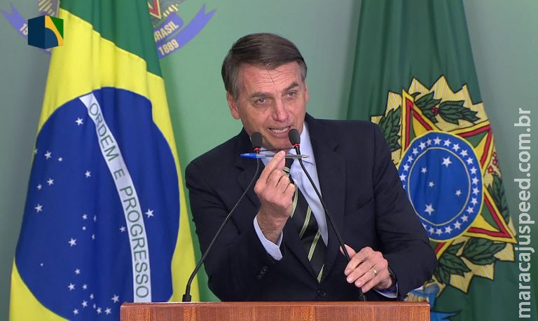 Bolsonaro assina decreto que flexibiliza a posse de armas no País Bolsonaro assina decreto que flexibiliza a posse de armas no País