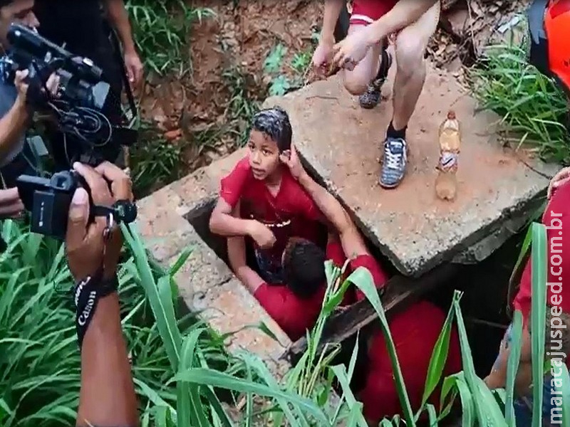 Bombeiros resgatam menino levado por enxurrada ao tentar salvar cachorro Bombeiros resgatam menino levado por enxurrada ao tentar salvar cachorro