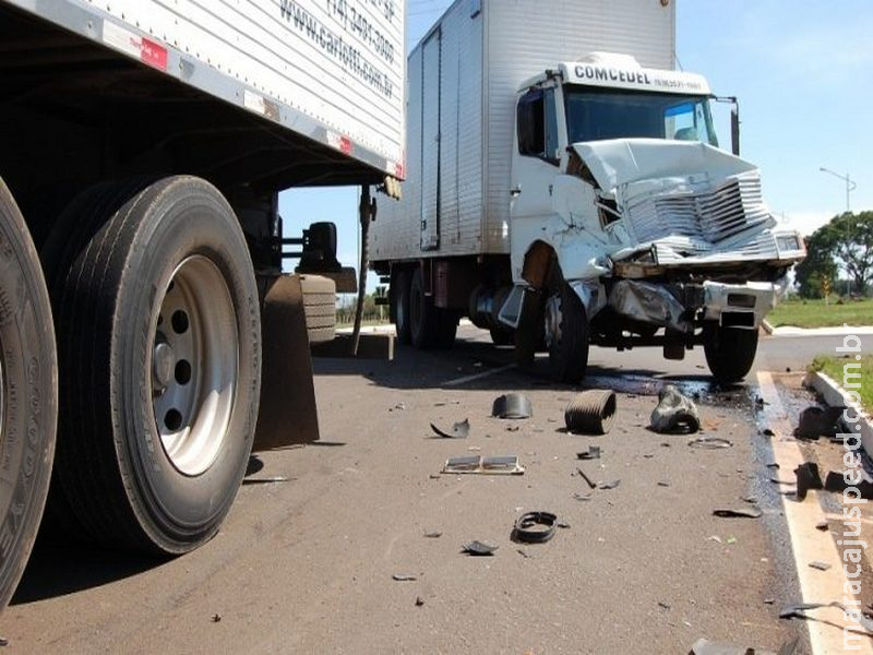 Caminhão bate em outro veículo que saia de frigorífico na MS-276