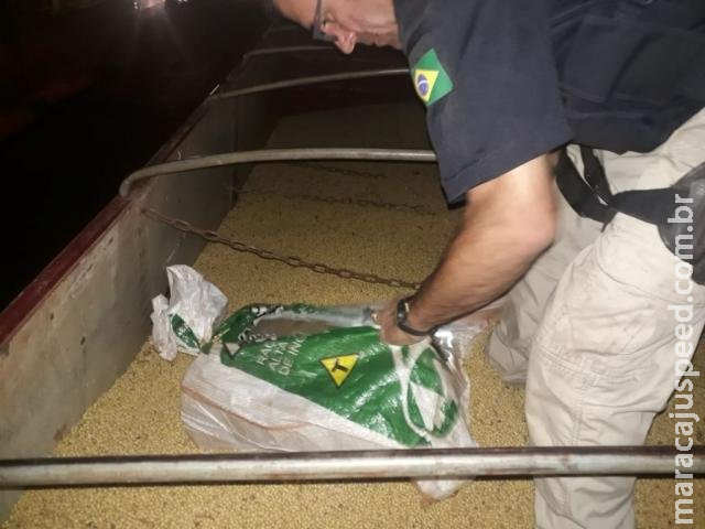 Caminhão é apreendido com maconha escondida em carga de soja Caminhão é apreendido com maconha escondida em carga de soja