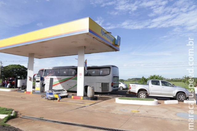 Camionete entra na frente de ônibus, roda e bate em bomba de posto Camionete entra na frente de ônibus, roda e bate em bomba de posto